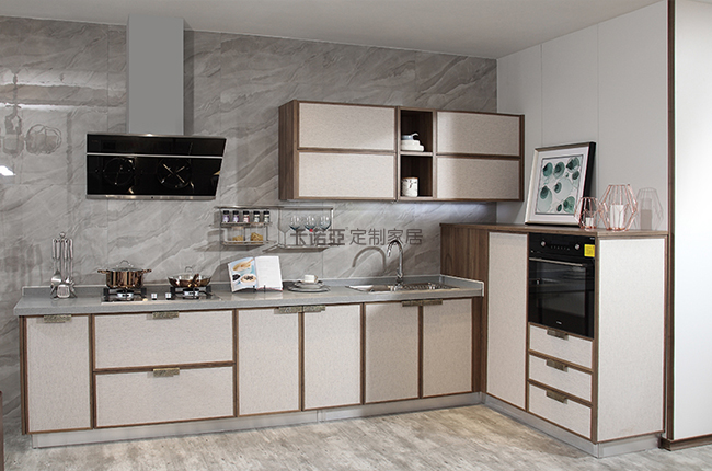 實木櫥柜和不銹鋼櫥柜哪個好？兩者優缺點對比分析